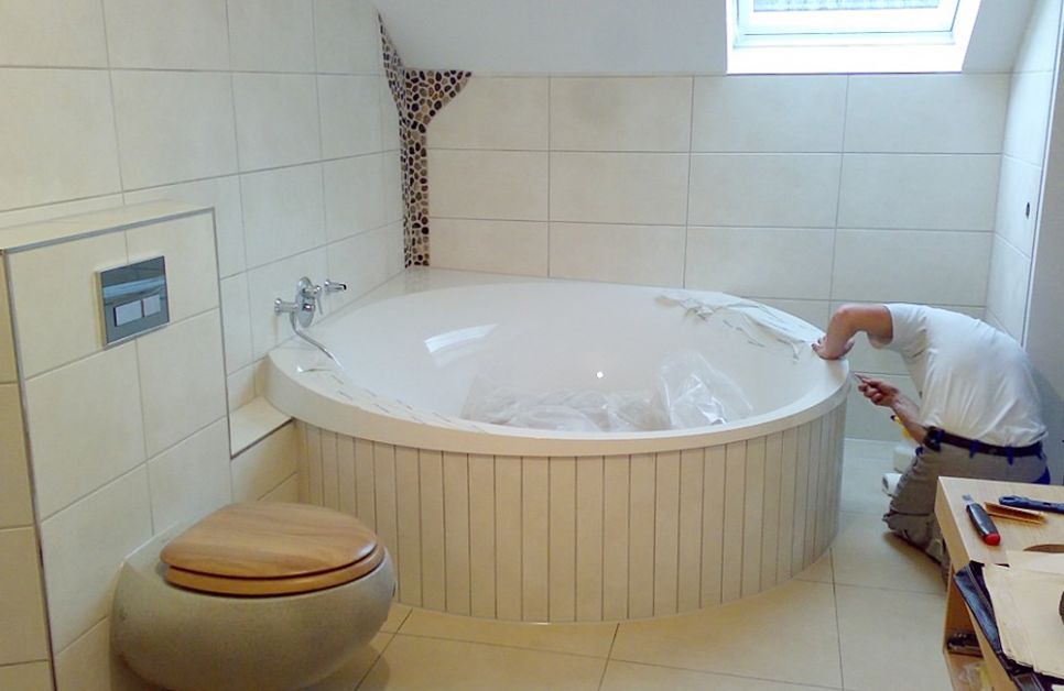 Badezimmer mit Fliesen und Mosaik von Fliesen Ecker