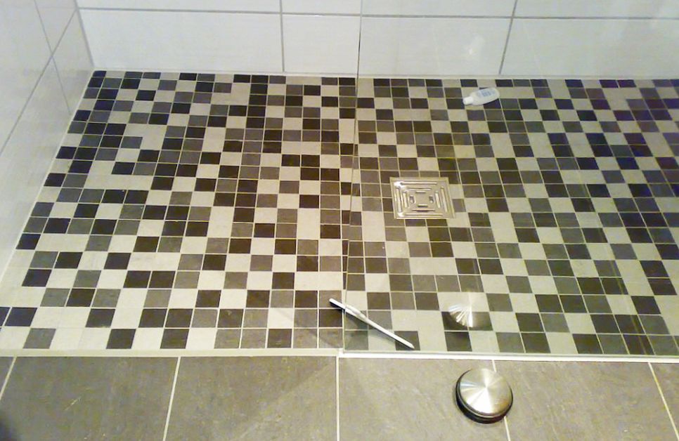 Mosaikfliesen in Dusche: Fliesenleger bei Düren